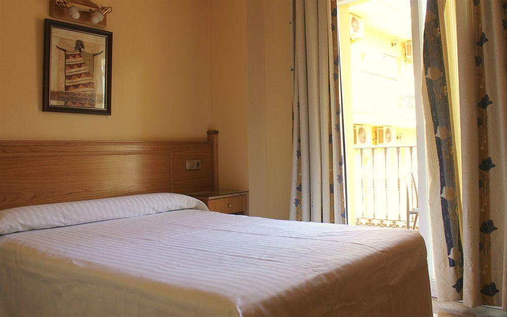 Hotel Agur Фуeнхирола Екстериор снимка
