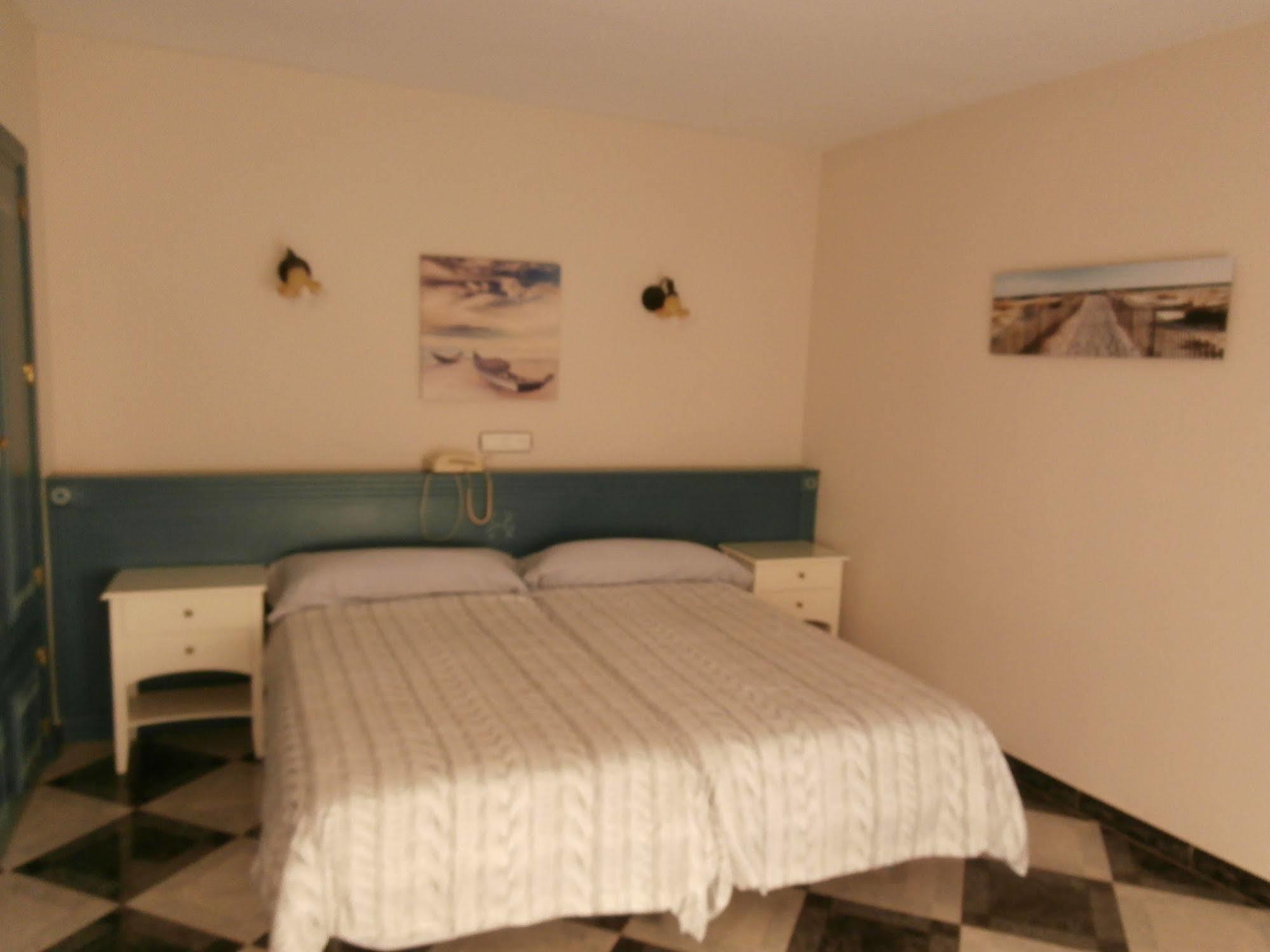 Hotel Agur Фуeнхирола Екстериор снимка